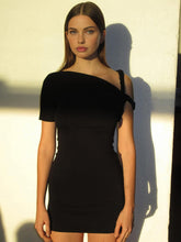 Kurzes Kleid mit asymmetrischem Ausschnitt und einer Schulter